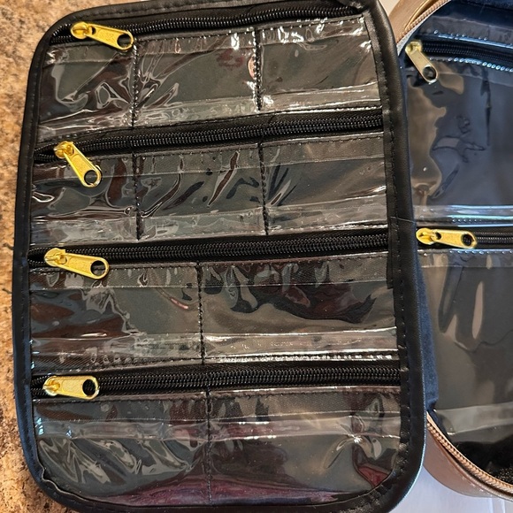 NWOT For Your Eases Only Cosmetic Make- Up Bag Gold Tone Quilted Gold Hardware - Picture 10 of 11